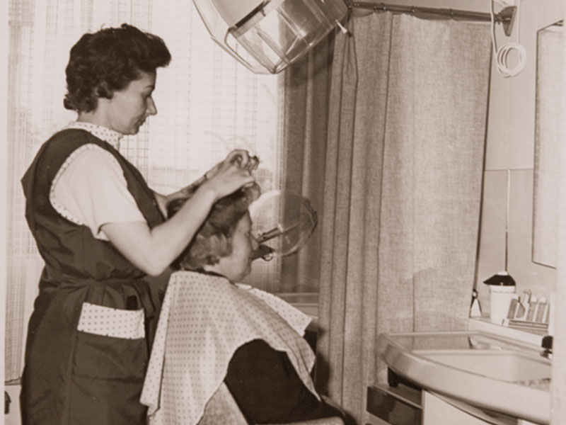 Martina Penkalla in den 60er beim frisieren einer Kundin
