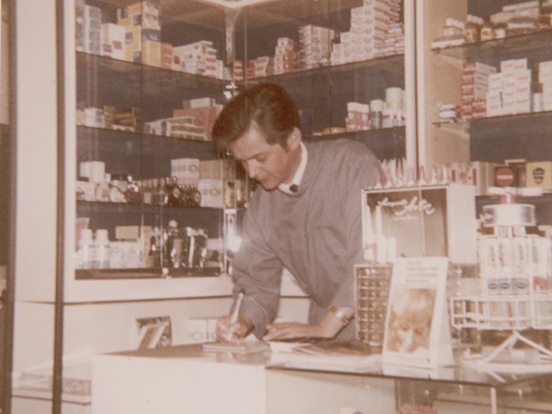 Walter Penkalla in den 60er beim ausfüllen einer Bestellung an der Rezeption