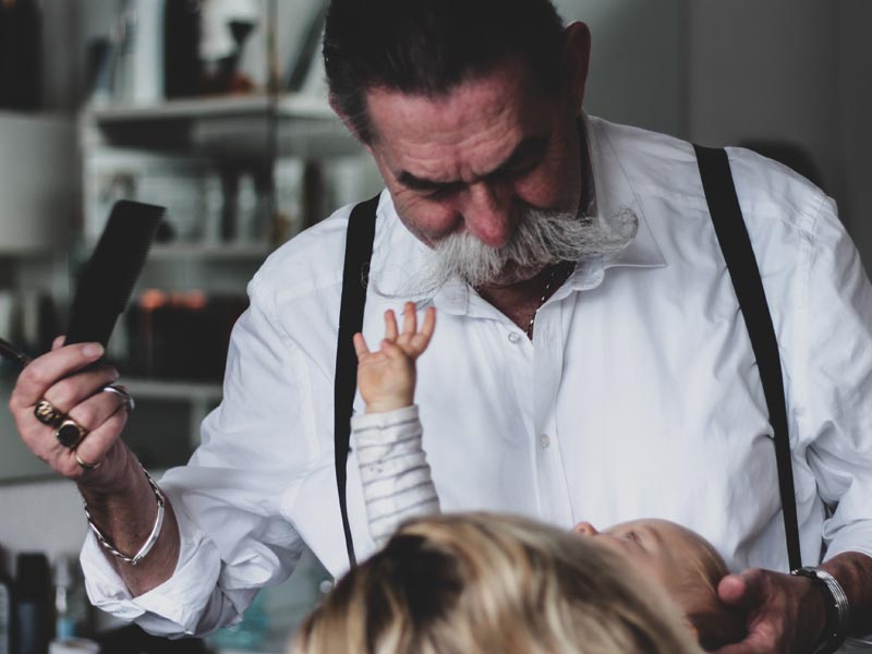 Gert Penkalla beim Haareschneiden seiner kleinen Enkelin